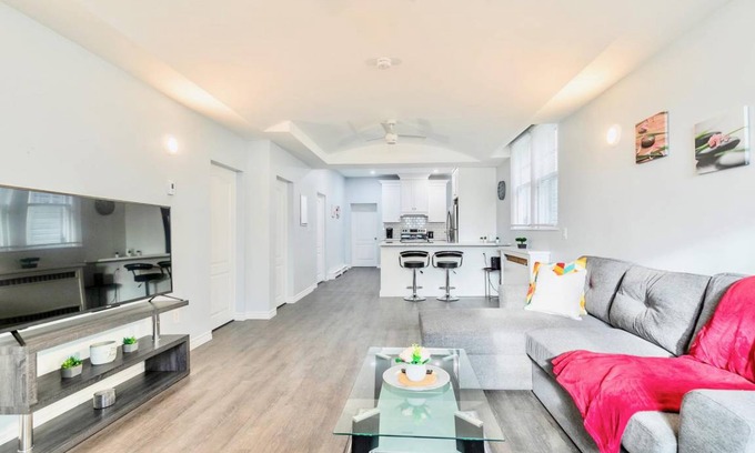 Kirkendall North Apartment | Bright and Modern 2BR Apartment with Netflix!