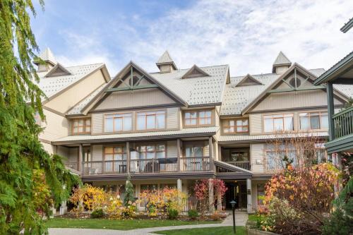 Village North Apartment | Bright and Clean, Walk Everywhere, Shared Pool and Hot Tub