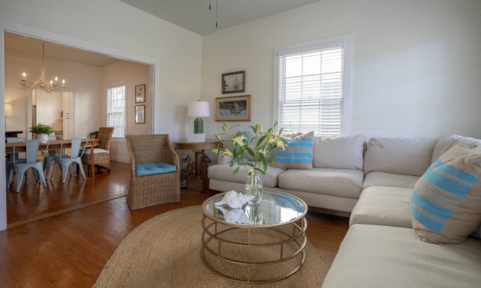 Meadows House | Bright and Comfortable 3 bedroom/2.5 bath Classic Conch in the Meadows