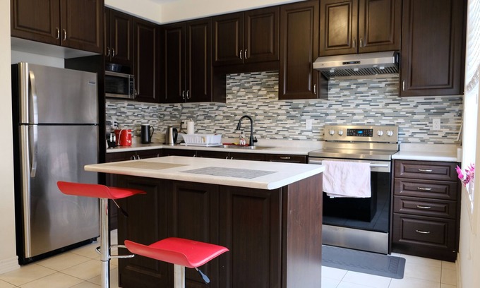 Markham House | BRIGHT and Comfy 4 Bed Home in Markham - close to lake and hiking trails