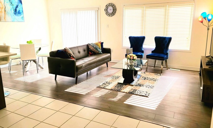 Hespeler House | Bright and Contemporary, Centrally located townhouse