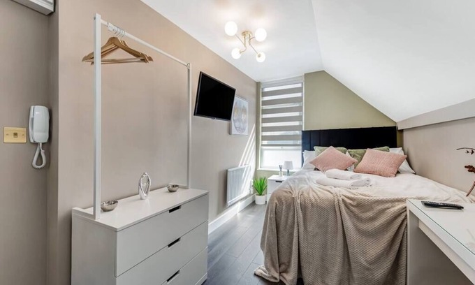 Seven Sisters Condo | Bright and Cosy Studio - Excellent Location