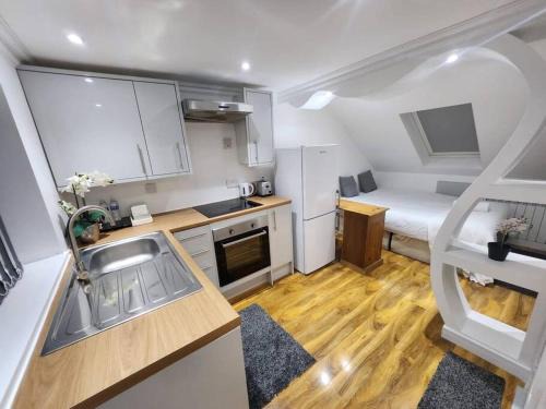 Iffley Apartment | Bright and cosy loft converted studio apartment!