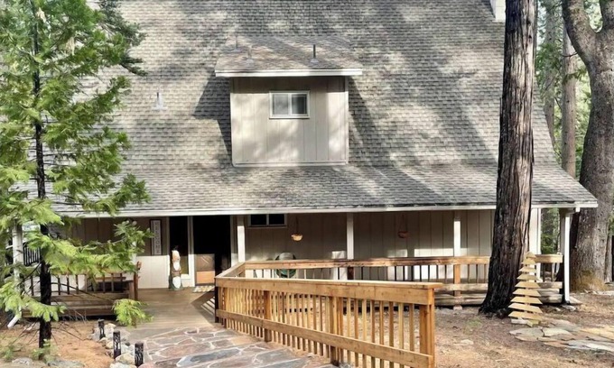 Arnold Cabin | Bright and Cozy Cabin in Blue Lake Springs
