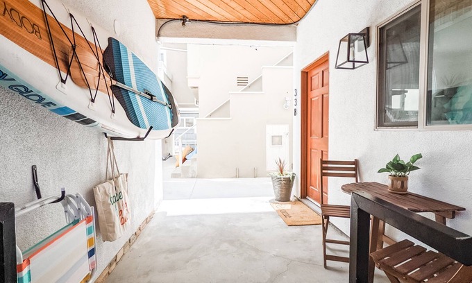 Peninsula Apartment | Bright and Cozy Modern Studio, Steps from the Beach.