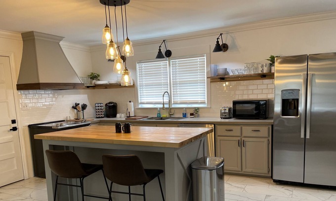Sheffield House | Bright and Cozy Newly Renovated Home- sleeps 8!