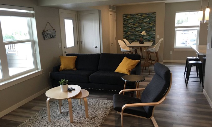 Farviews - Pattee Canyon Apartment | Bright and Modern 2 bedroom apartment with an AMAZING deck!