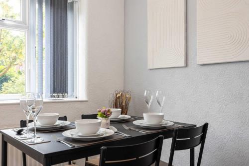 Huyton Apartment | Bright and Modern 2 Bed Home w Garden in Liverpool