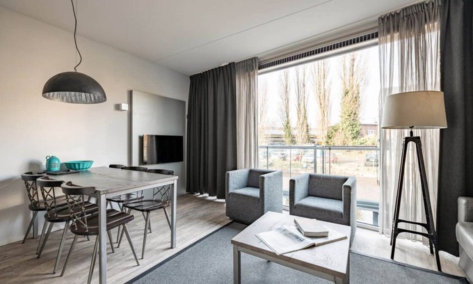 Haarlemmerbuurt Apartment | Bright and modern two bedroom apartment with canal view.