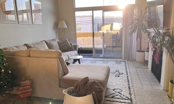 Sawtelle Condo | Bright and quiet LA condo on the top floor.