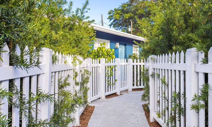 Sailboat Bend Apartment | Bright and Spacious 2 BR Apartment