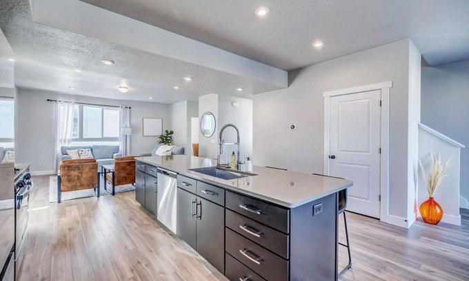 American Fork House | Bright and Spacious 4 Bed/3.5 Bath Modern Townhome with Garage