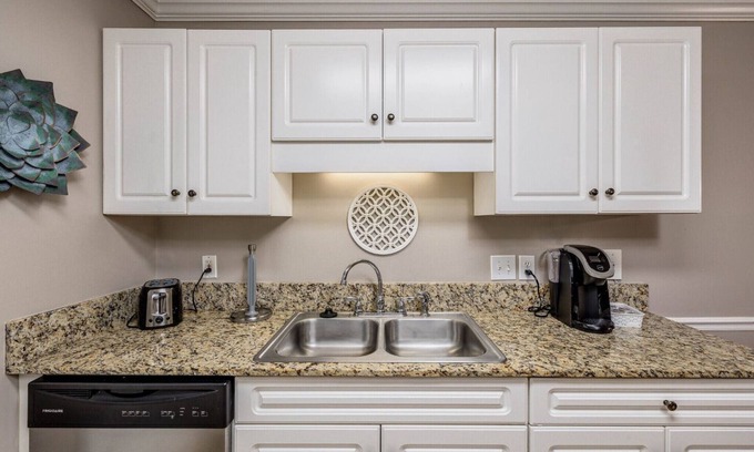 Florence Condo | Bright and Spacious Condo with Private Balcony in the Heart of Florence, SC