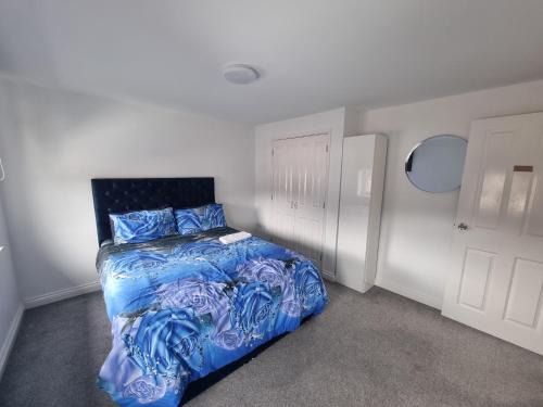London Borough of Hounslow House | Bright and Spacious King & Double Rooms, Free Private Parking, Close to Heathrow