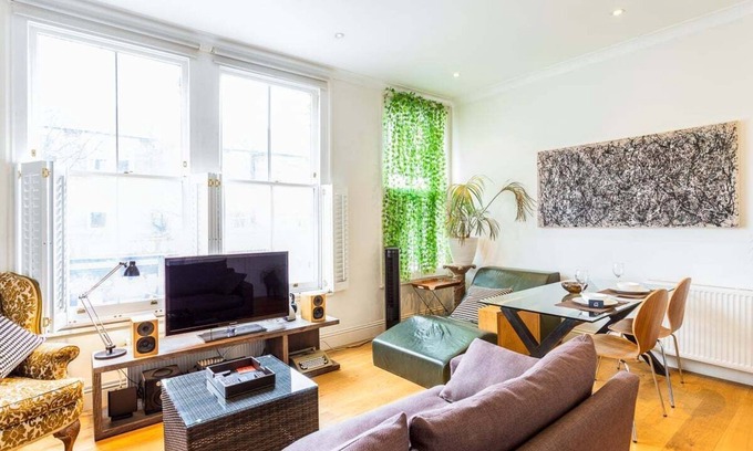 St. Helen's Apartment | Bright and Spacious Notting Hill Nest