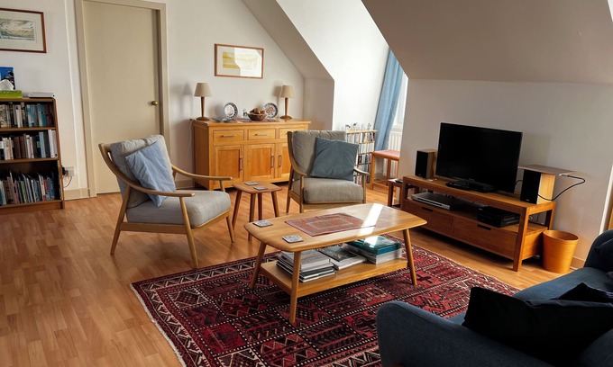 Newington Apartment | Bright and spacious south Edinburgh city flat with fabulous views