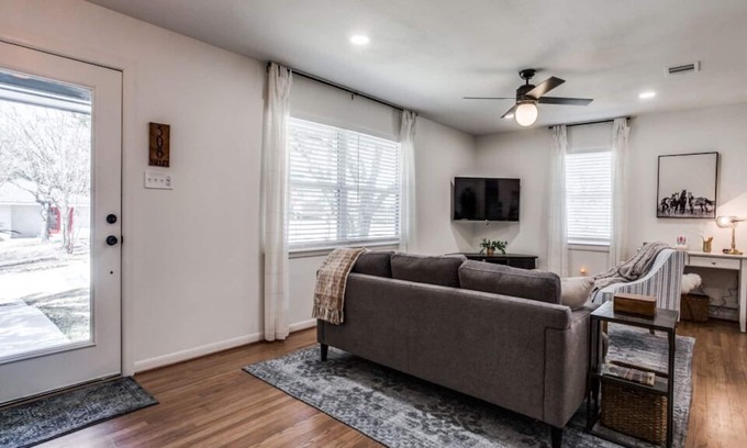 North Central Carrollton House | Bright and Spacious 3 BR 2 BR
