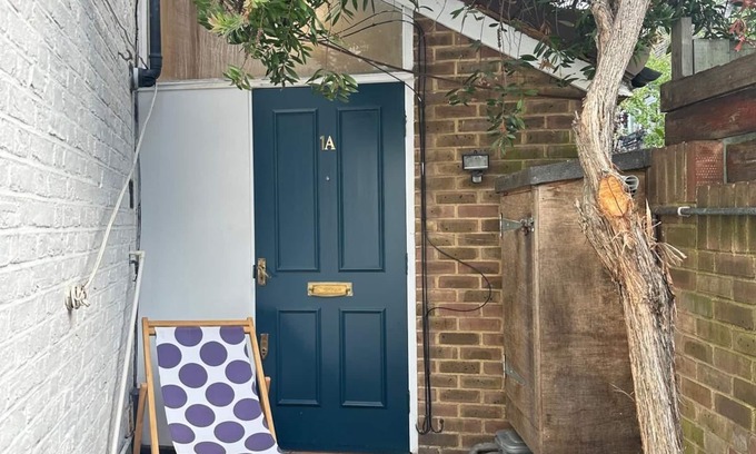 North Kensington Apartment | Bright and stylish one bedroom ground floor flat, 15mins walk to Notting Hill.