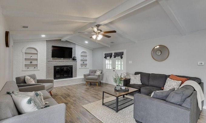 Buckner Terrace - Everglade Park House | Bright and Sunny Dallas Getaway