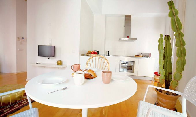 La Llotja-Born Apartment | Bright Apartment in Palma Old Town, Wifi, Balcony, Spacious, Air Conditioning