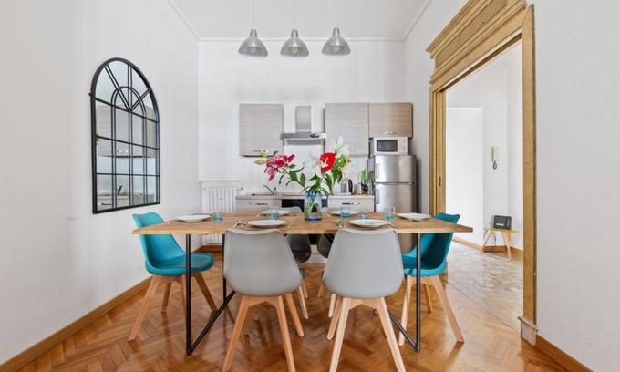 Guastalla Apartment | Bright apartment of 100 square meters, which can comfortably accommodate up to 5 people, located on the third floor of a building with lift. The property boasts an exceptional location in the heart of Milan, just a few steps from Piazza Duomo and San Bab