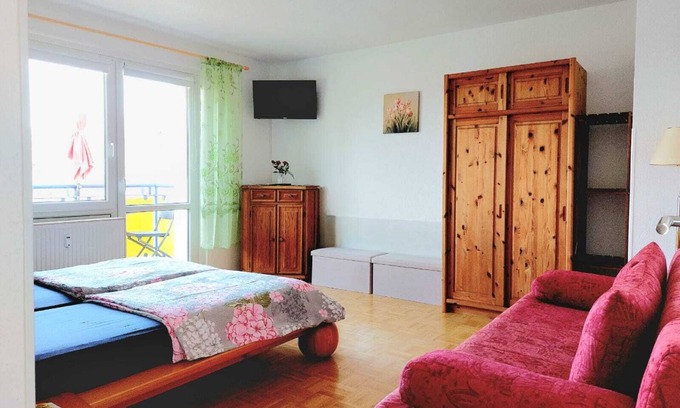 Gruna Apartment | Bright Apartment with Balcony at the Big Garden Near City Center