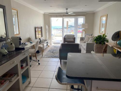 Milnerton Apartment | Bright apartment