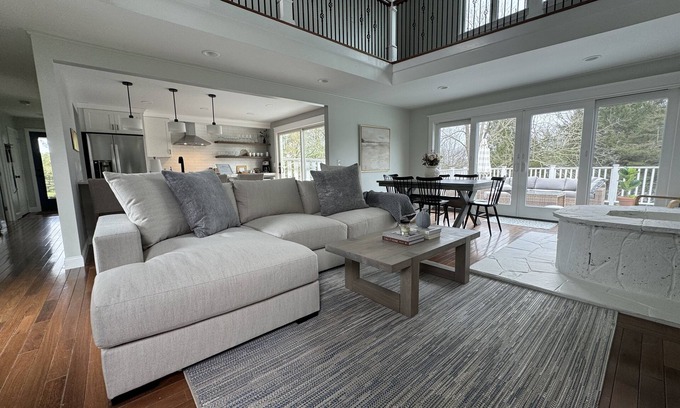 Newport East House | Bright Beach Cottage, renovated 3 bedroom, large private sunny deck!