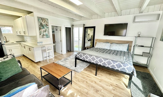 Crown Point Apartment | Bright & Breezy Bay Crown Point Studio +AC +Bikes BLUE HILL