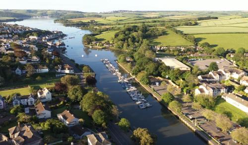 Kingsbridge House | Bright Bungalow Near Town & Estuary With Parking