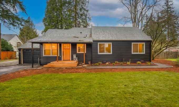 Metzger House | Bright & Charming 3-bedroom in wonderful Portland with AC & Dedicated Office