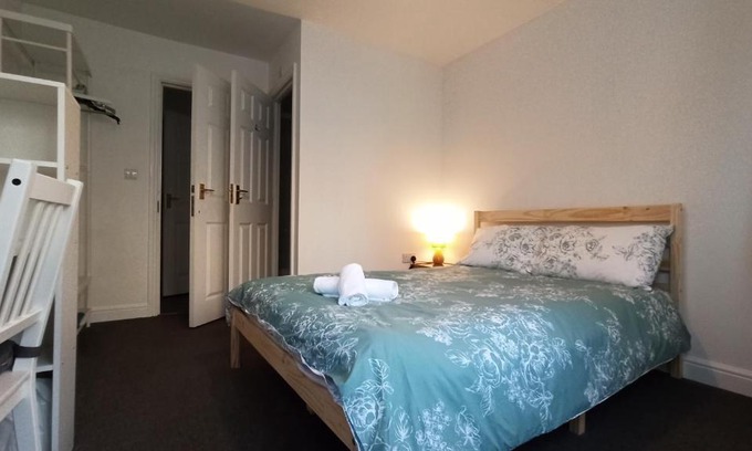 Southwark House | Bright, chilled ensuite DB room in a shared flat!