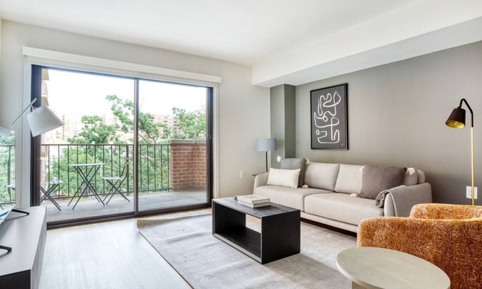 Court House Apartment | Bright Clarendon 1BR W/D, Concierge & Gym, steps to WF, by Blueground