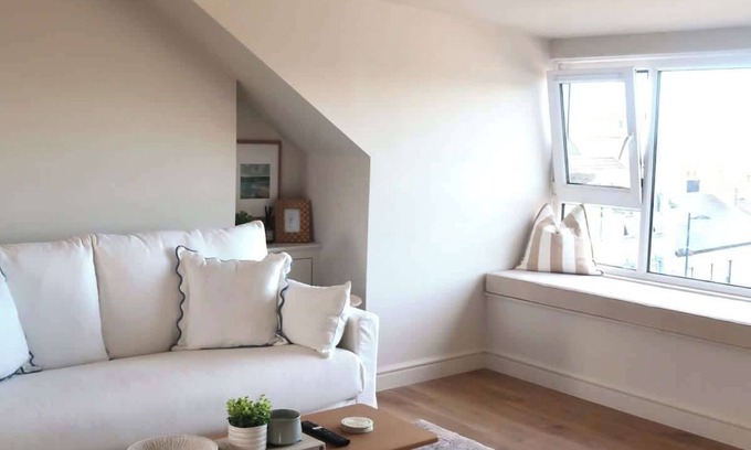 Donaghadee Apartment | Bright Coastal Retreat – Stunning Sea Views
