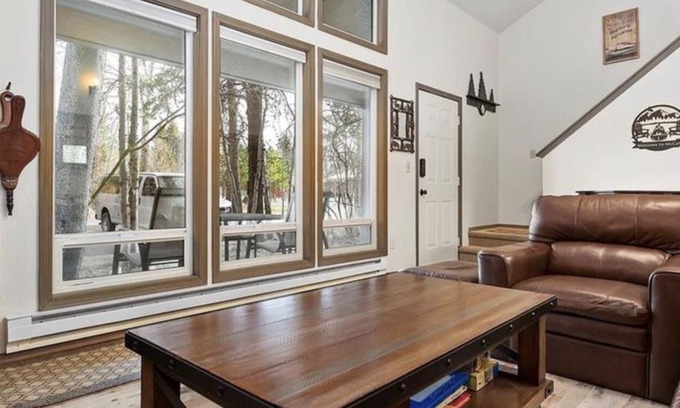 McCall Condo | BRIGHT & COMFORTABLE CONDO CLOSE TO EVERYTHING! NICE WOOD FIREPLACE & FREE WIFI!