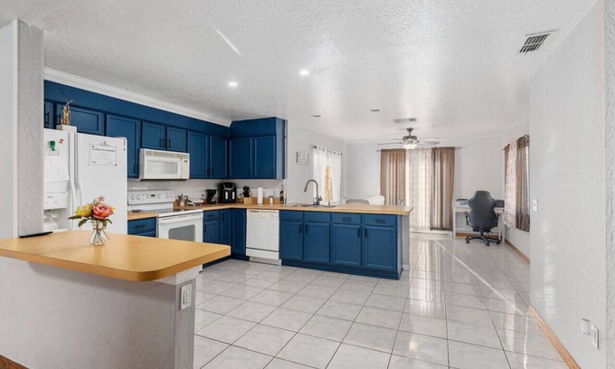 Silver Springs Shores House | Bright, comfy, economy 3/2 home