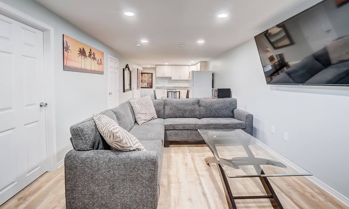 District des Promenades Apartment | Bright, Confortable, Quiet and Spacious Apartment Basement | Parking | DT Ottawa