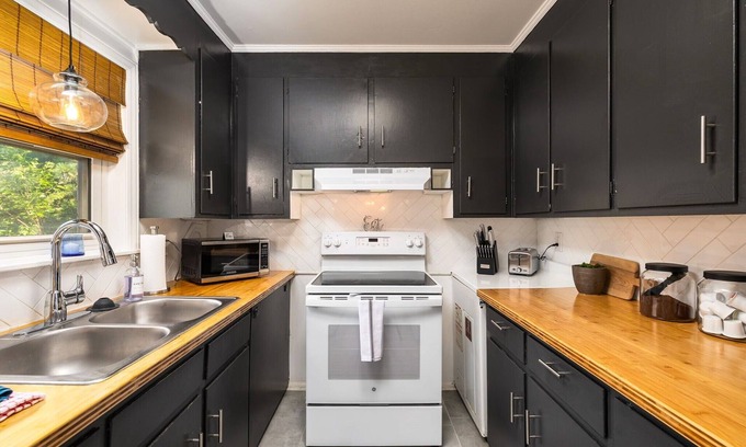 Durham Apartment | Bright & Cozy 2BR Retreat Near Duke University
