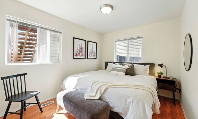 Alberta House | Bright & Cozy Alberta Cottage w Fast WiFi, AC 2blks to food & fun!