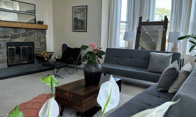 Chelsea Apartment | Bright Cozy Apartment in Chelsea, 10 mins from LOGAN Airpot-Free Parking