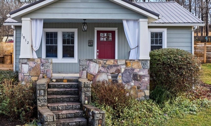 Hendersonville Cottage | Bright & Cozy Bungalow Close To Downtown! Dogs Stay Free!
