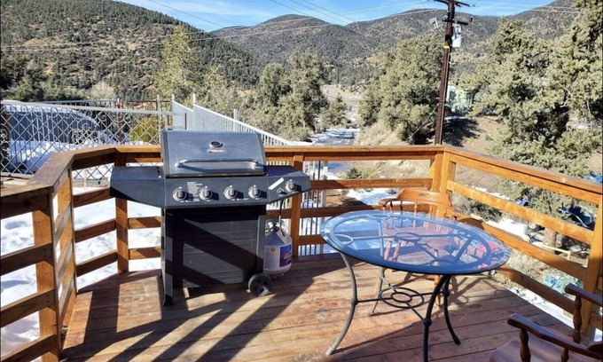 Frazier Park Ski Chalet | Bright & Cozy Chalet of the woods with views