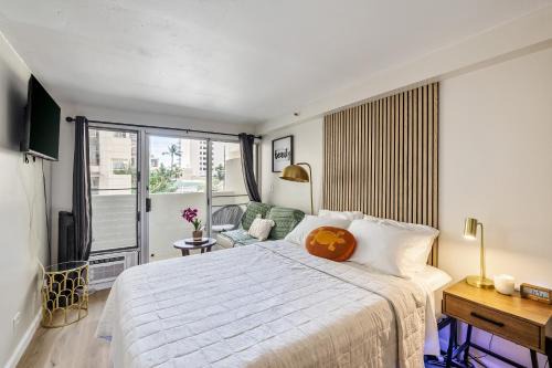 Waikiki Apartment | Bright & Cozy Condo Unit with Balcony!