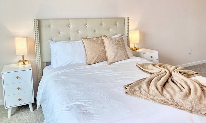 Downtown Baltimore House | Bright & Cozy | Queen Bed | Pool | MUST SEE