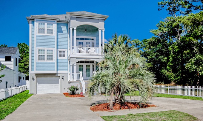 Atlantic Beach House | Bright, expansive home near the beach with enclosed yard & large deck