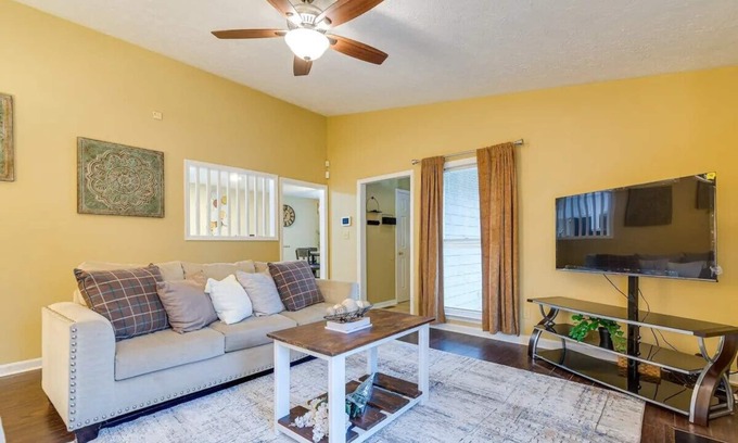 Fayetteville House | Bright Fayetteville Vacation Home w/Fireplace!