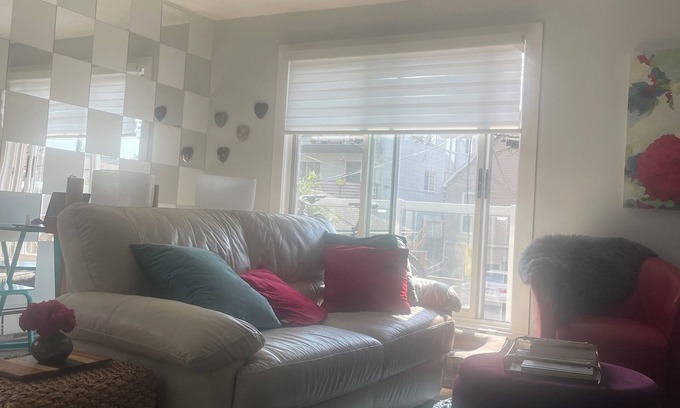 Bankview Apartment | Bright, Funky and Clean Downtown Apartment