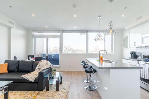 High Park-Swansea Hotel | Bright & Inviting 3BR Apartment near High Park Nearest Intersection Indian Trail