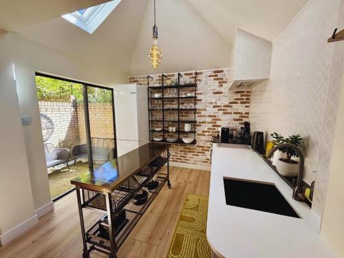 Cambridge House | Bright Mews House with Garage in Heart of Cambridge