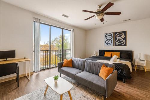Five Points South Apartment | Bright Mid-Rise Studio King Comfort 2y5
